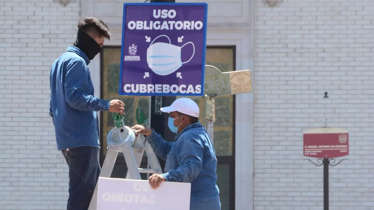 TRABAJADORES DE GOBIERNO COLOCAN EN EL CENTRO ANUNCIOS DE USO DE CUBREBOCAS OBLIGATORIO (2) CARLOS
