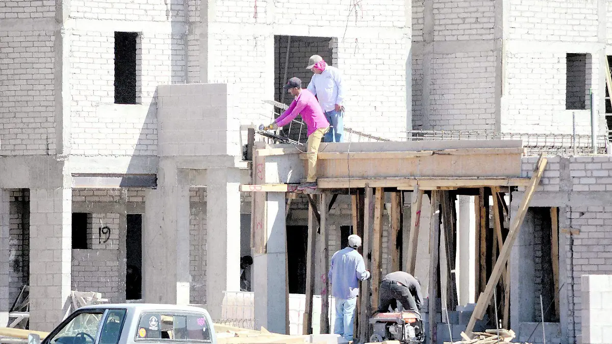 FIN-Trabajadores construyendo casas y edificios en la ciudad  (33)