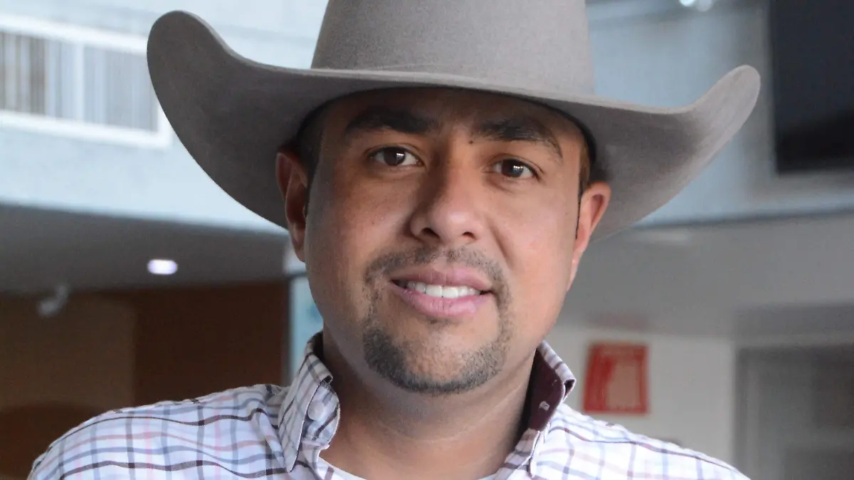 RICARDO NEVAREZ-3 colas