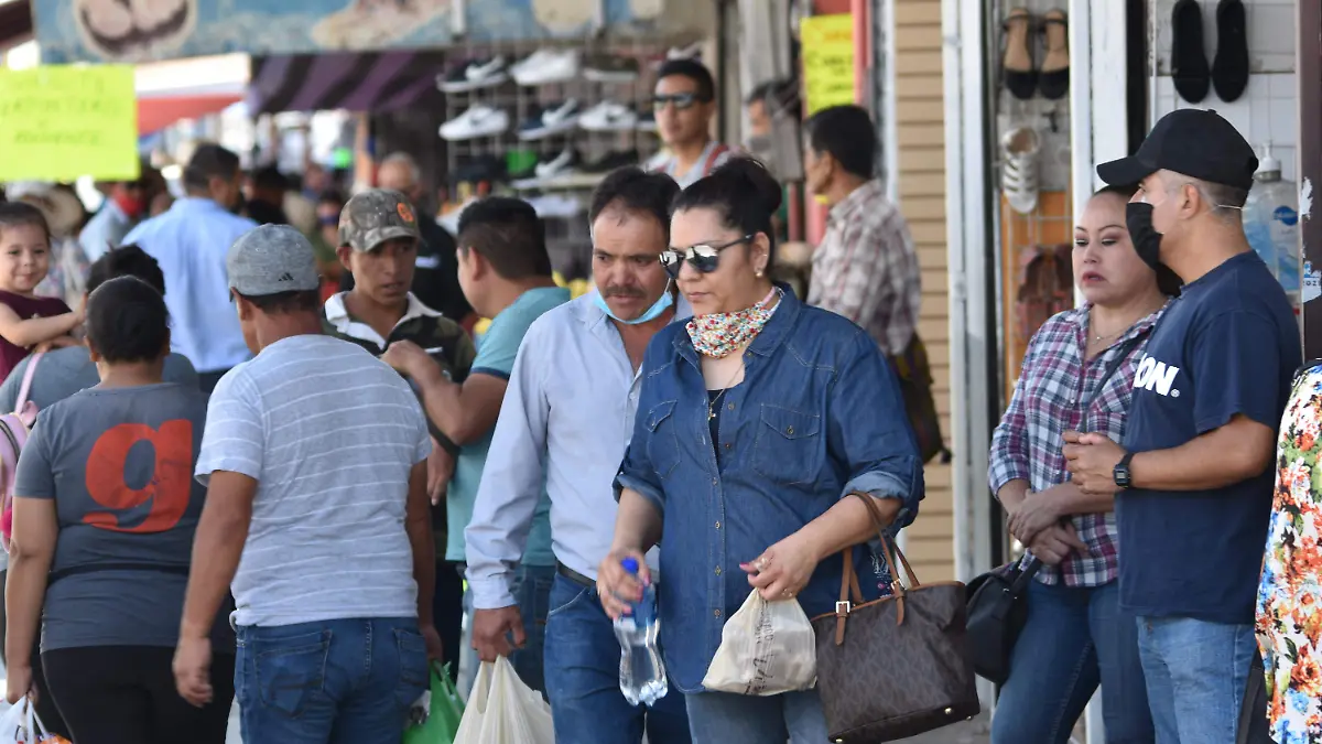 EXAGERADA CANTIDAD DE GENTE EN EL CENTRO Y S DISTANCI (8)-PR