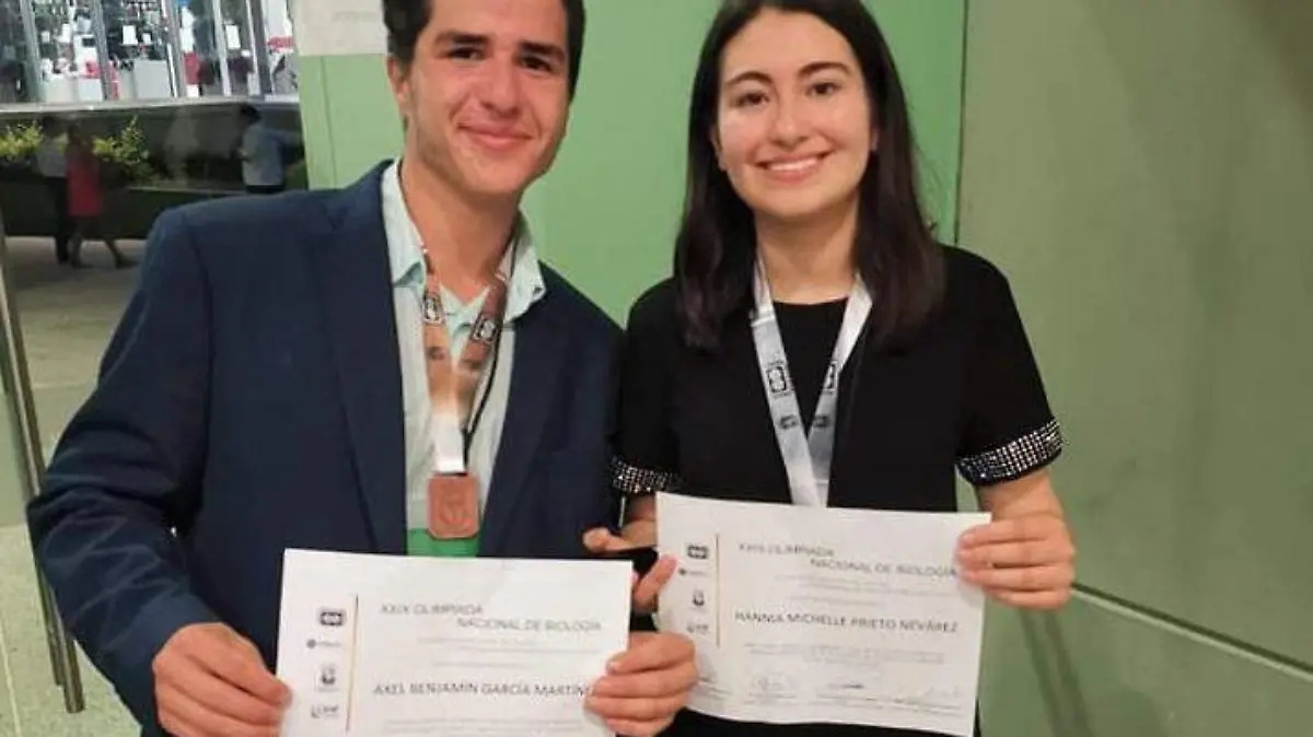 FOTO CORTESÍA CBTA 90 Hannia y Axel, son estudiantes de alto rendimiento del CBTa 90 y fueron reconocidos por la institución000