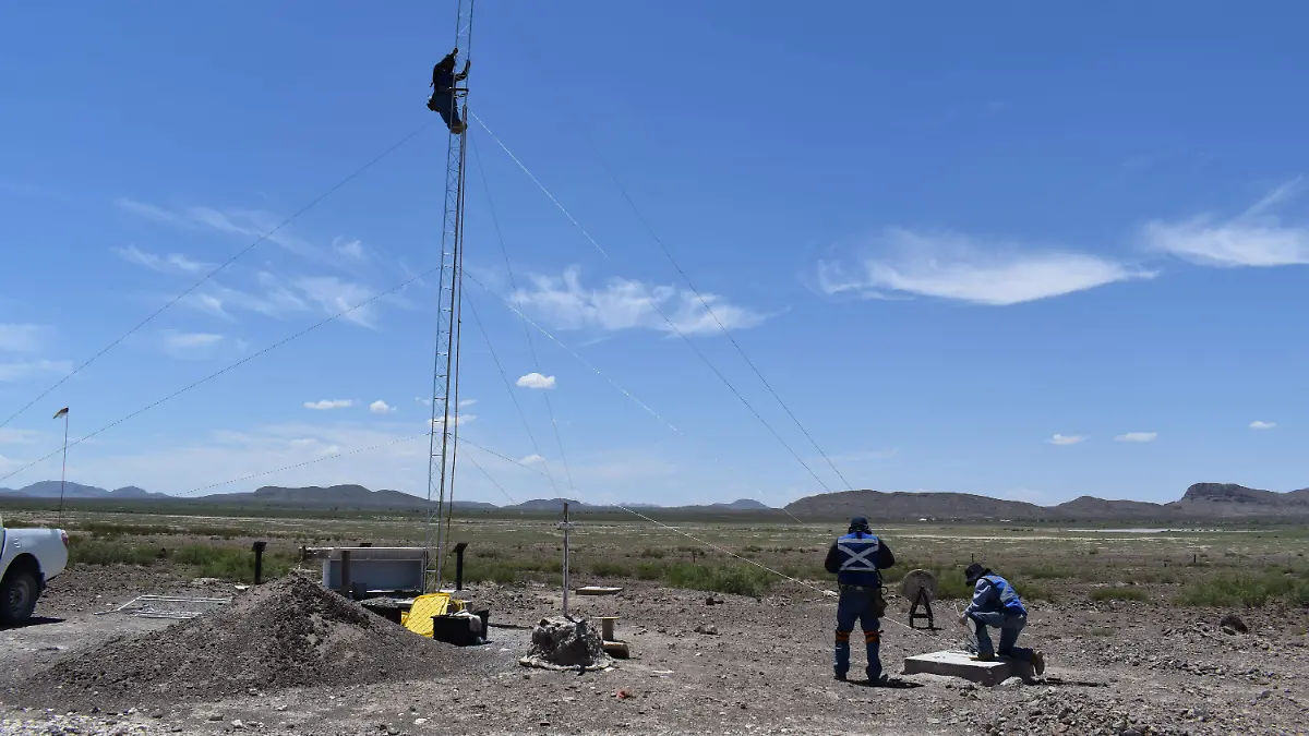 técnicose cia de telefónia durante últimos trabajos de orientación de nueva antena 