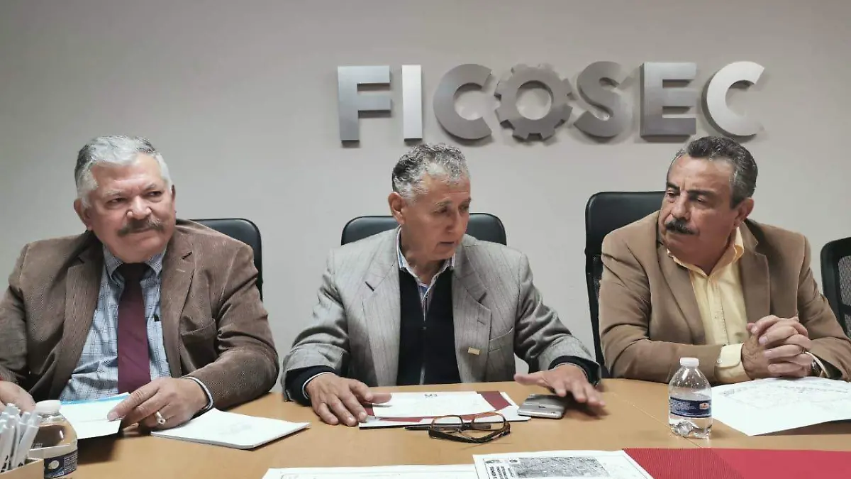 FOTO EDNA MARTÍNEZ El alcalde Romeo Morales, Ricardo Ramírez, presidente de FICOSEC y Gustavo Prieto, director de Obras públicas