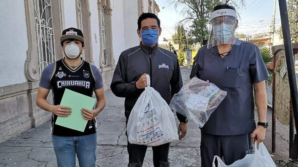 DORADOS ENTREGANDO CUBREBOCAS EN EL CENTRAL-4 COLAS