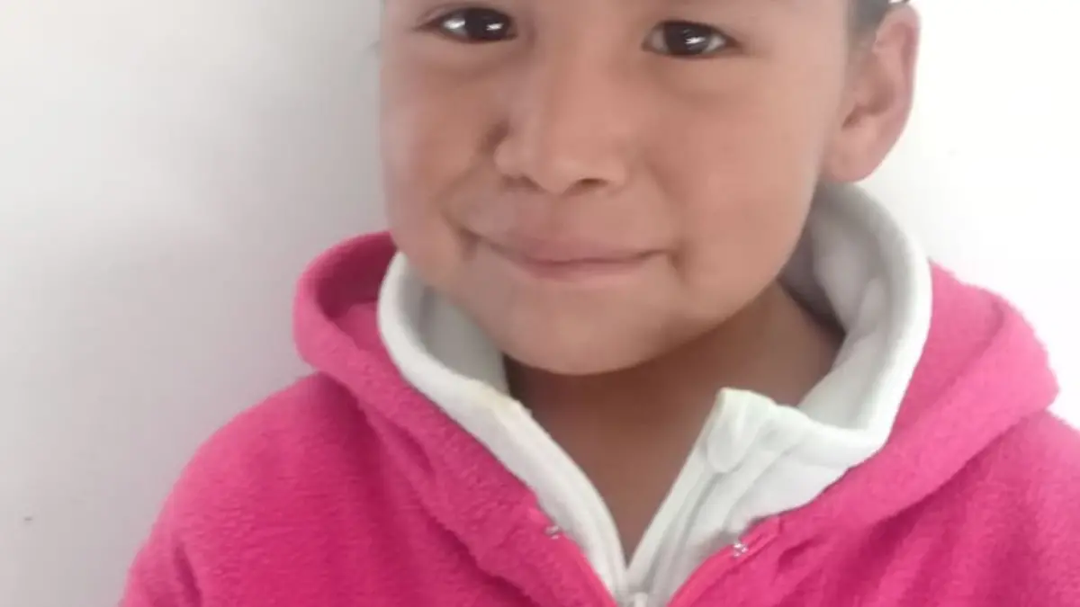 Laura tiene 6 años y espera a su familia copia