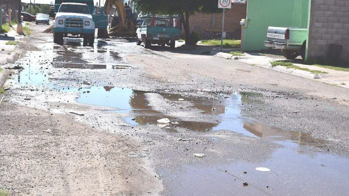 Mucha agua desperdiciada al registrase fugas en diversas partes de la ciudad