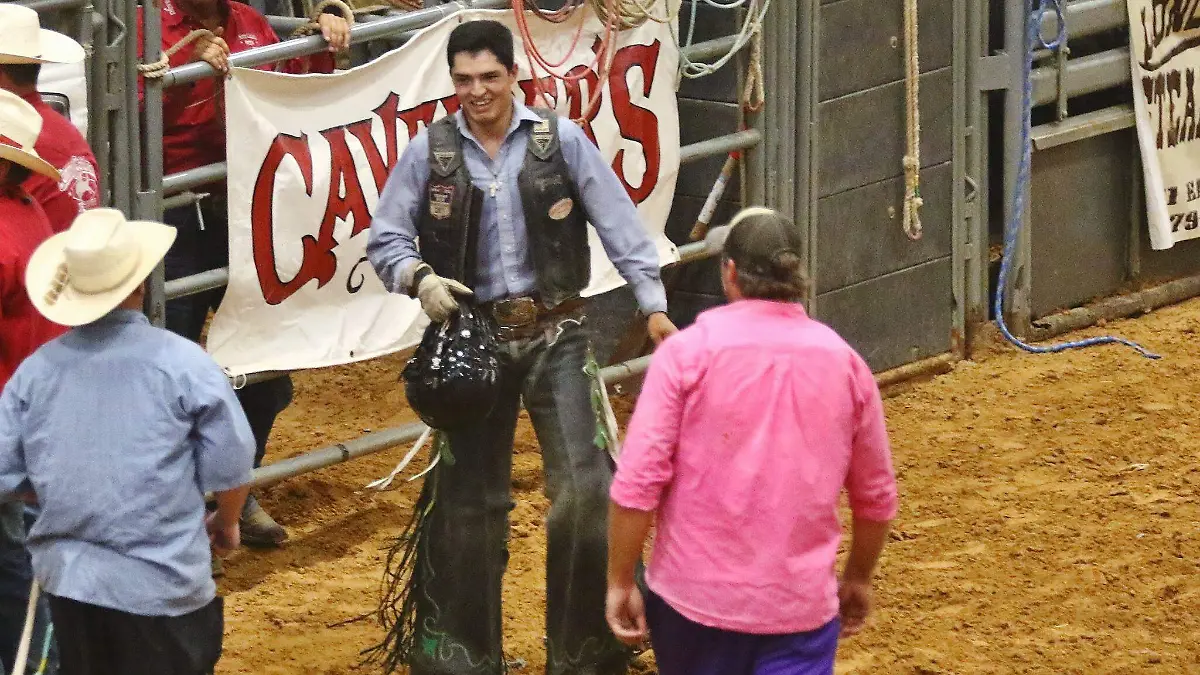 Esteban en el rodeo, se siente como pez en el agua