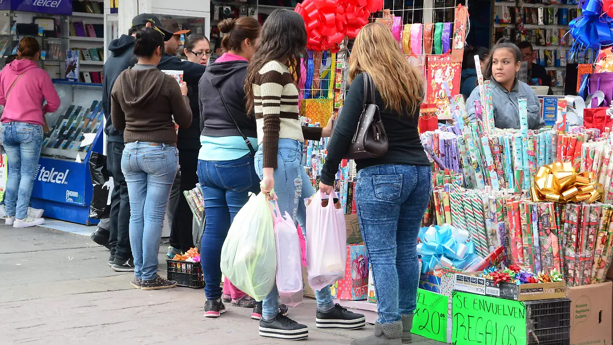 Gente de compras en libertad y cuarta (15)