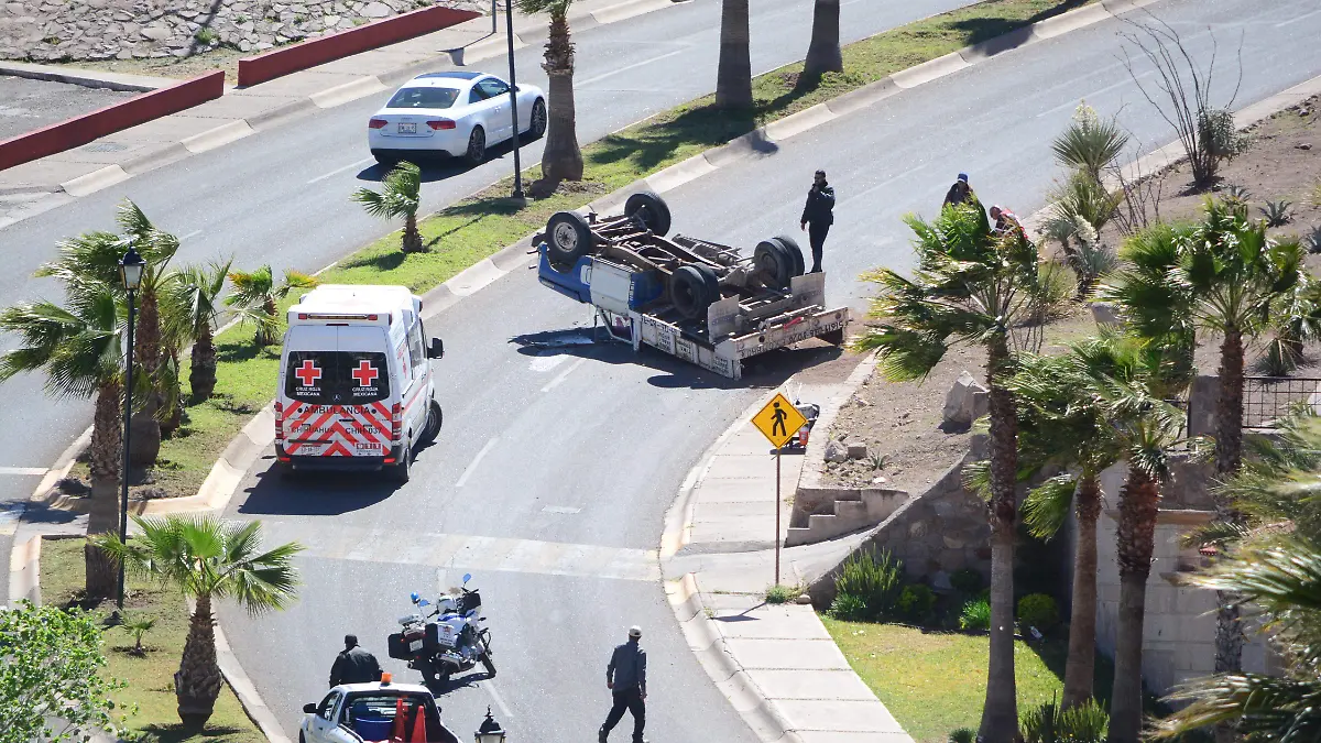Volcadura de camion de cargo  en paseos de las palmas y fco villa  (12)