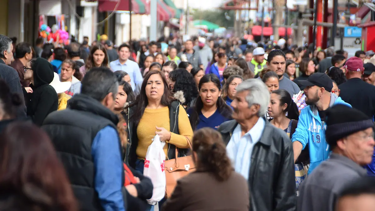 Gente de compras en libertad y cuarta (25)