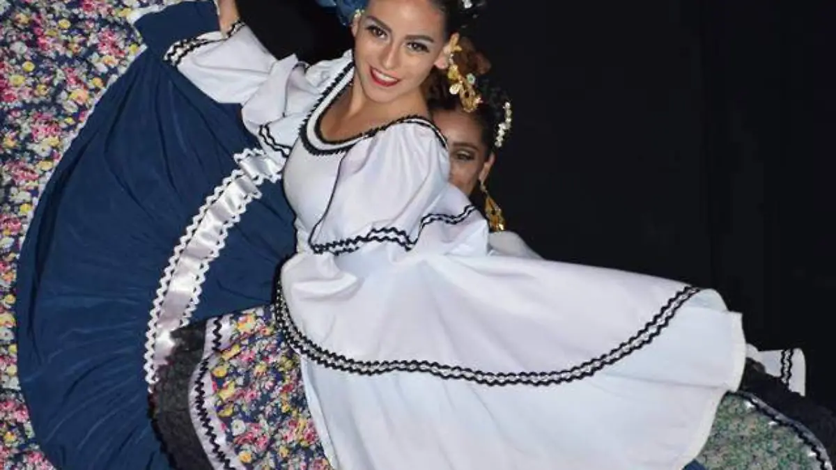 Estudiantes de la AMA buscan reunir fondos para comprar vestuarios