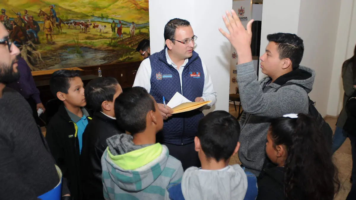 atiende marco bonilla a niños (3)