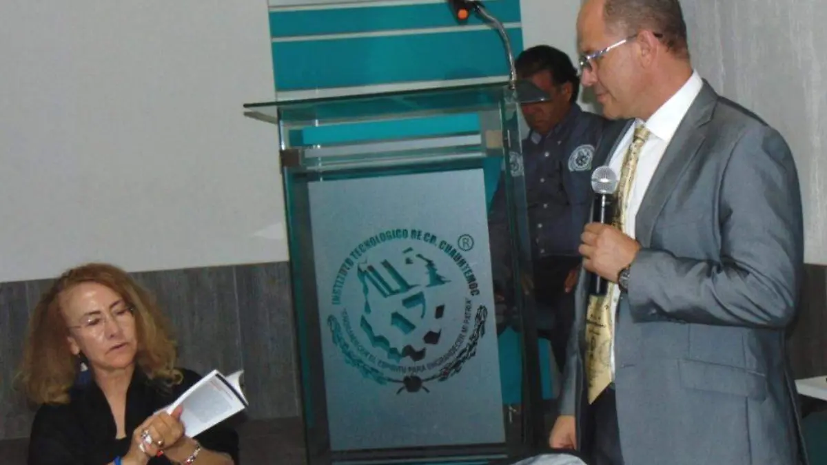 La astrónoma, física, maestra e ingeniera, la doctora Leticia Corral Bustamante, presentó en su Alma Mater, el Tecnológico de Cuauhtémoc, su lib