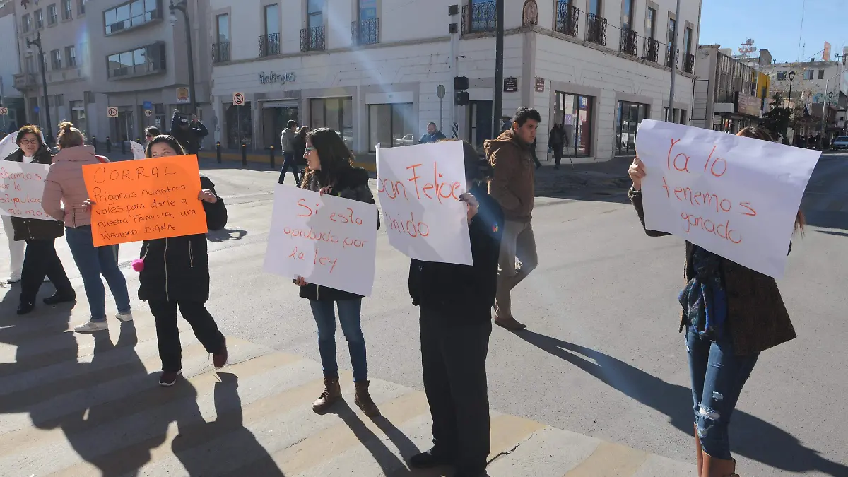 manifestacion de enfermeros en palacio de gob (4)