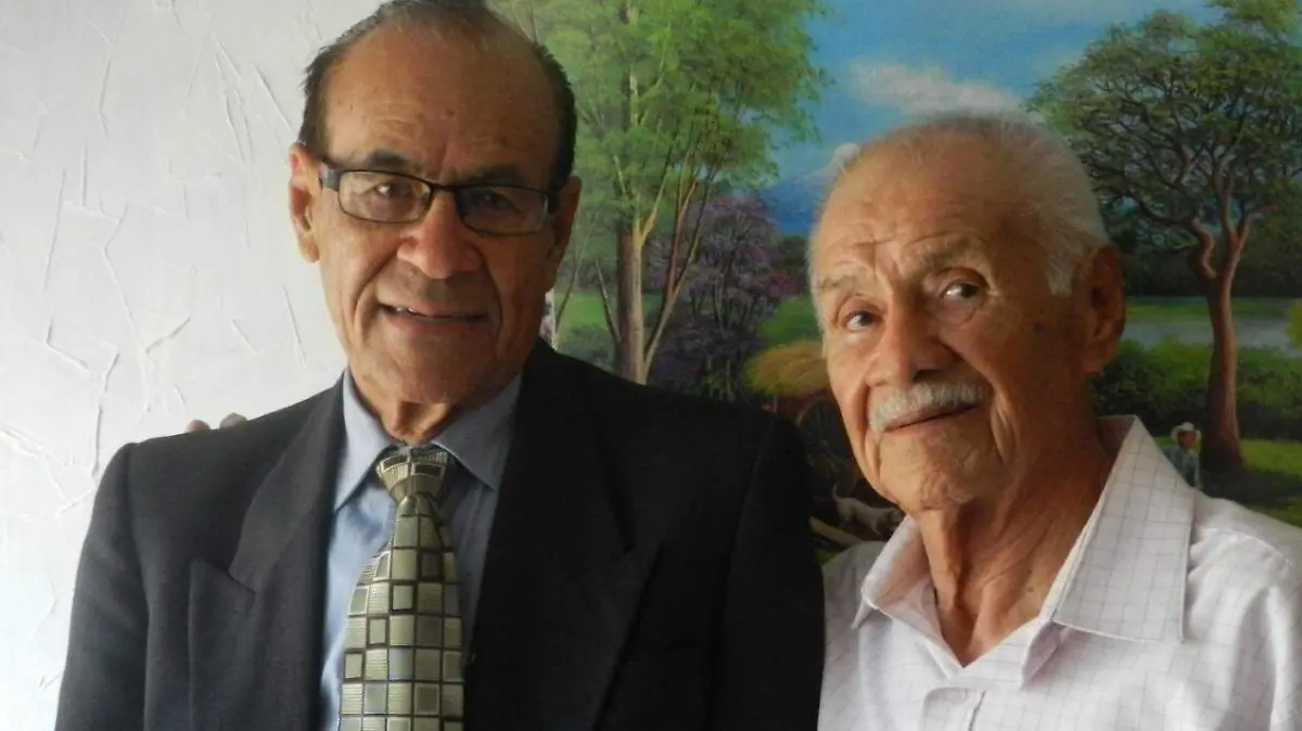 Alfonso Alvarado Juarez y Don Jacobo Segura en el nicho de los inmortales