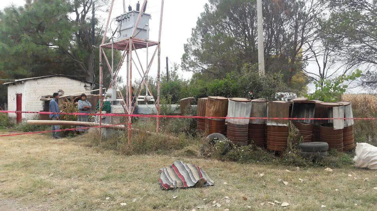 Al querer reparar un cuchilla de un transformador de energía eléctrica en una huerta manzanera%2c un hombre originario de Guachochi perdió la vida electrocutado por una fuerte descarga 1
