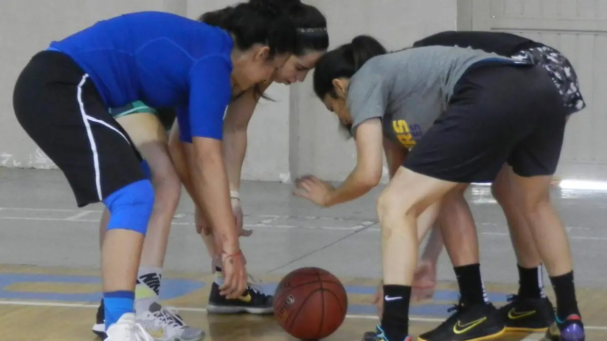Manzaneras  entrenan de cara  a la disputa por el boleto a la fnal.