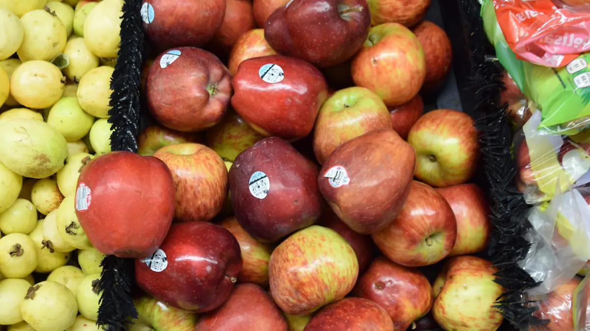 Y es un gasto mas para el bolsillo de los habitantes Intermediarios encarecen manzana y solo dejan ganancias a casas comerciales Fruticultores