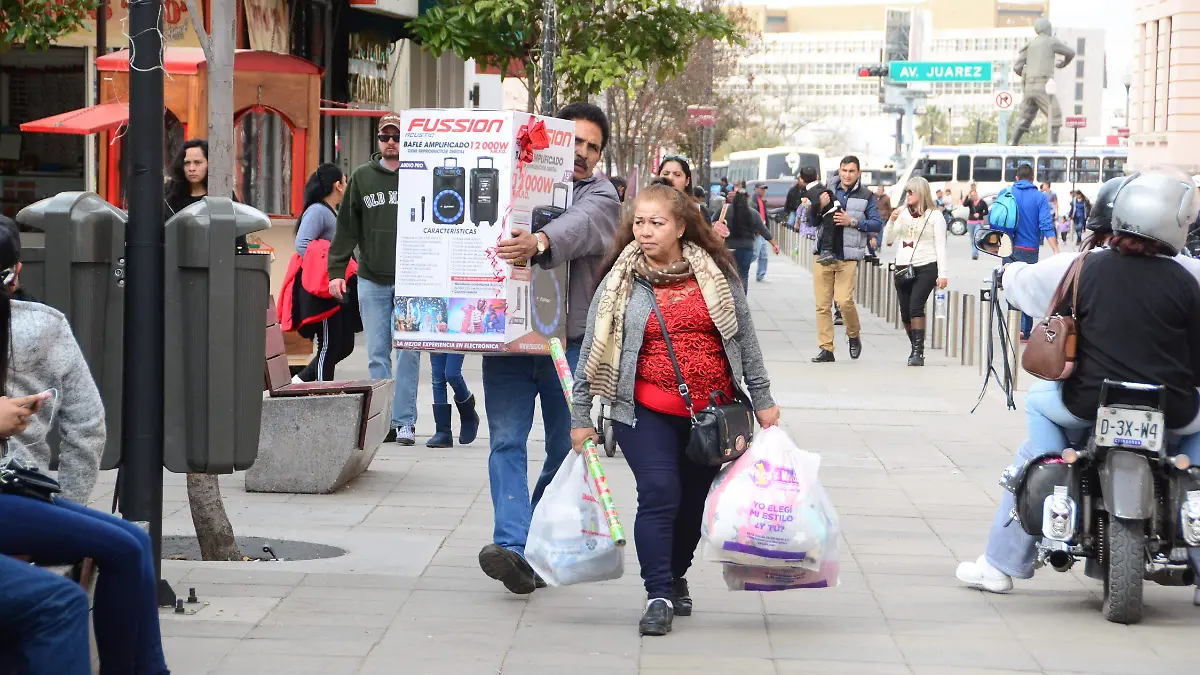 Gente de compras en libertad y cuarta (4)