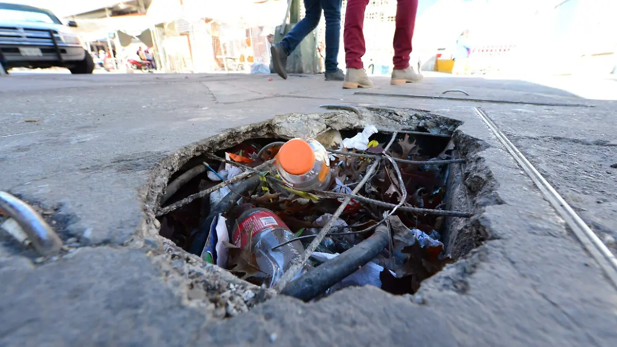 registro sin tapa en la calle 2da y doblado  (2)