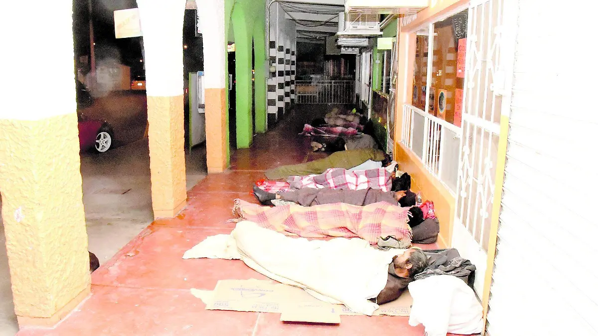 durmiendo afuera del imss buena