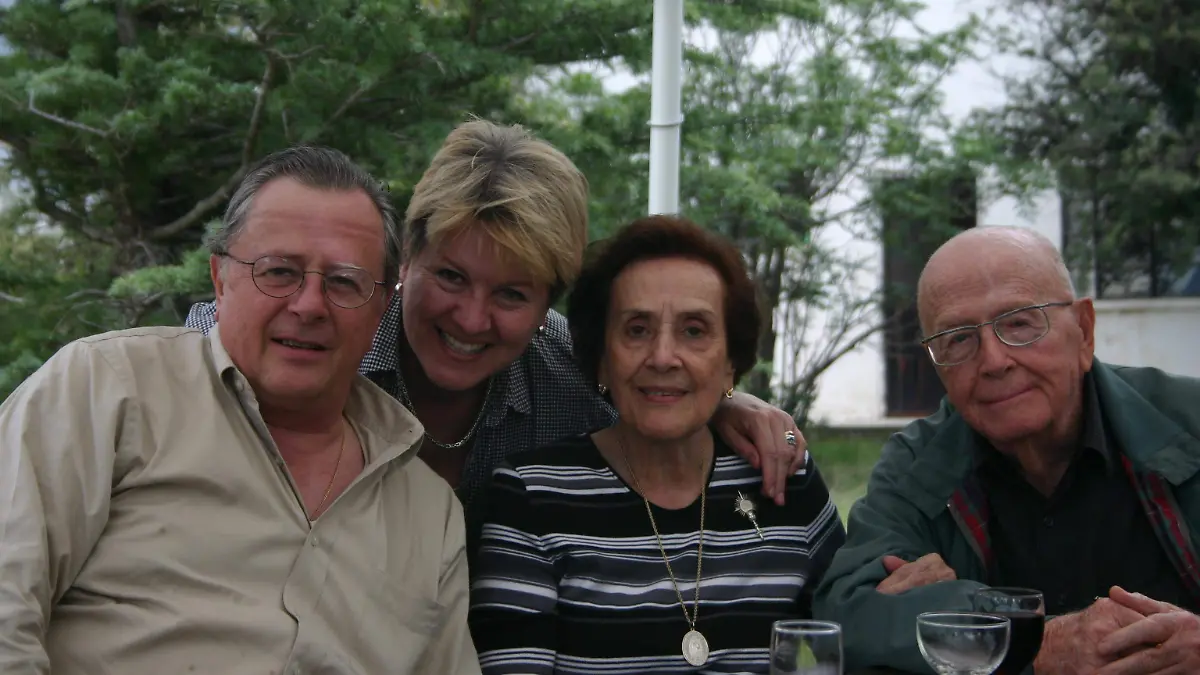 María Luisa Iturriza de Fernández con su hijo Miguel, su nuera Roselina Stevenson y su esposo Benito Fernández Campos (+)