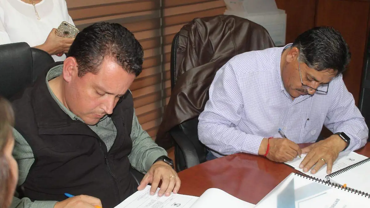 Alcaldes saliente y entrante firman acta general de entrega recepcion (2)