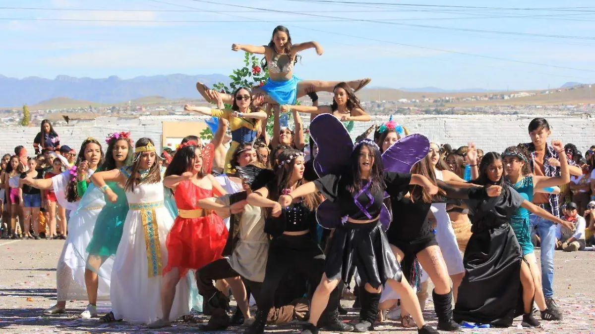 Con diversos cuadros