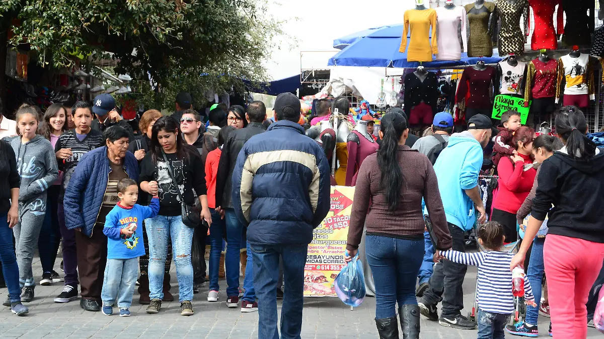 Gente de compras en libertad y cuarta (1)