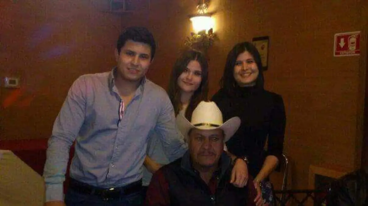 Dago Aurelio, Mayra y Karen Estrada Ávila, con su papá Aurelio Estrada 