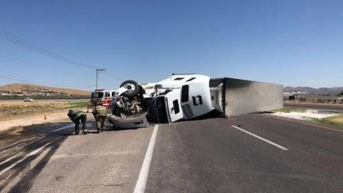 volcadura de trailer (1)