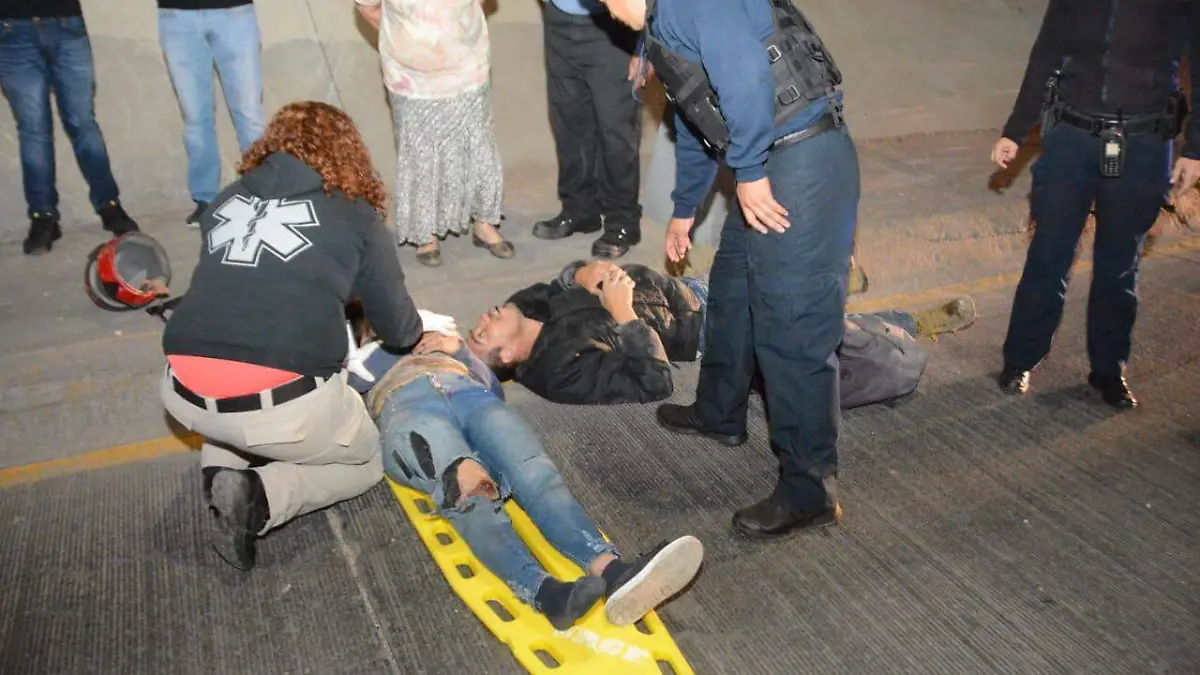 pareja lesionada al caer de moto (2)