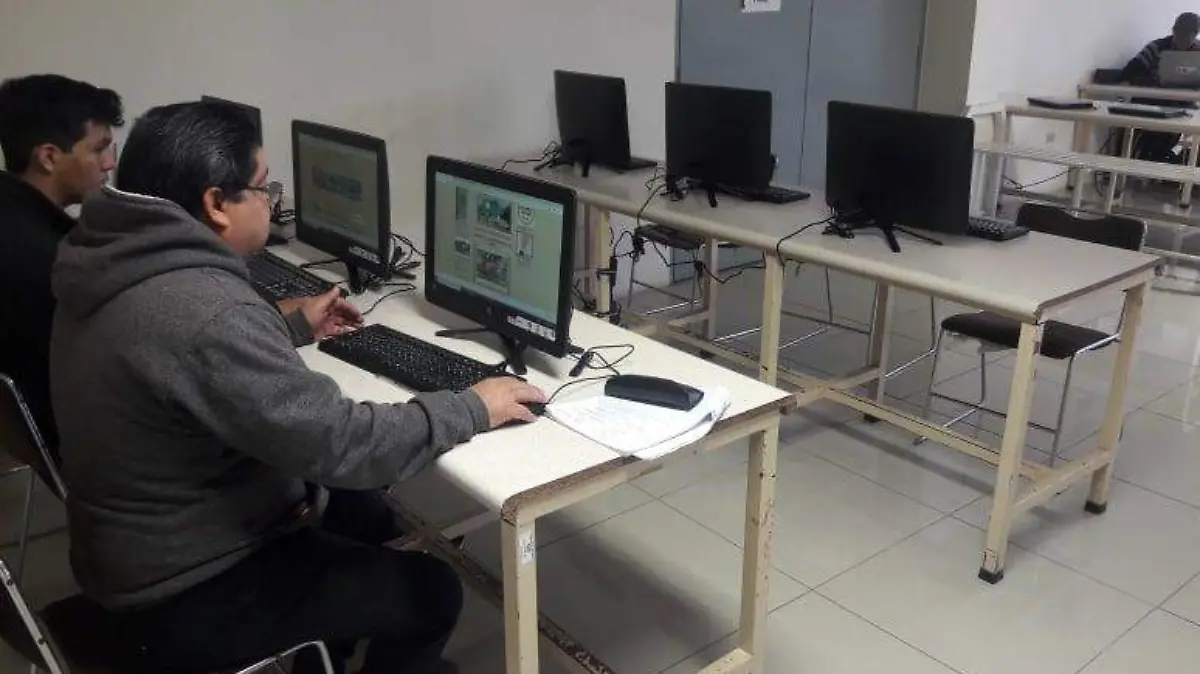 COLOR-LA-Cumpotadores y Tabletas nuevas en la biblioteca