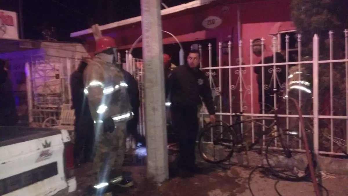 Abuelo salva a su esposa y dos nietos en un incendio de casa.. (3)