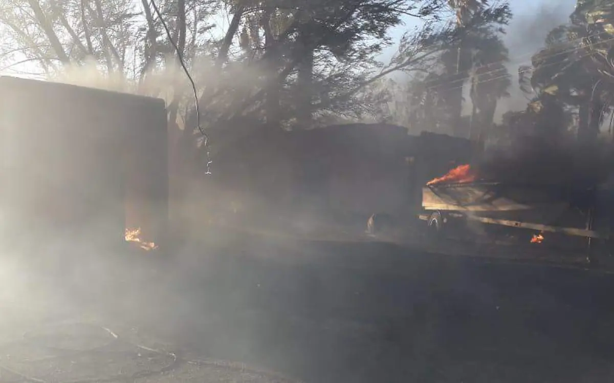 fuertes vientos y la falta de mantenimiento de limpieza ocasionó voraz incendio en un campo de colina (2)