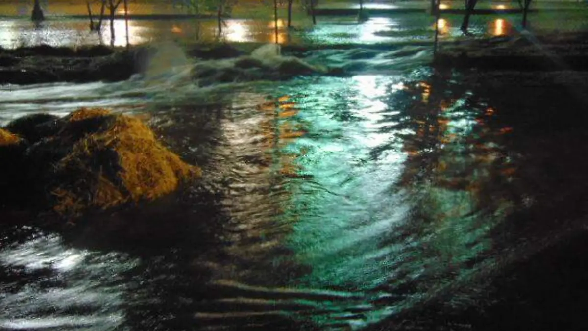 fuertes inundaciones en calles y viviendas dejó  la lluvia, provocando la evacuacion de 12 personas... (2)