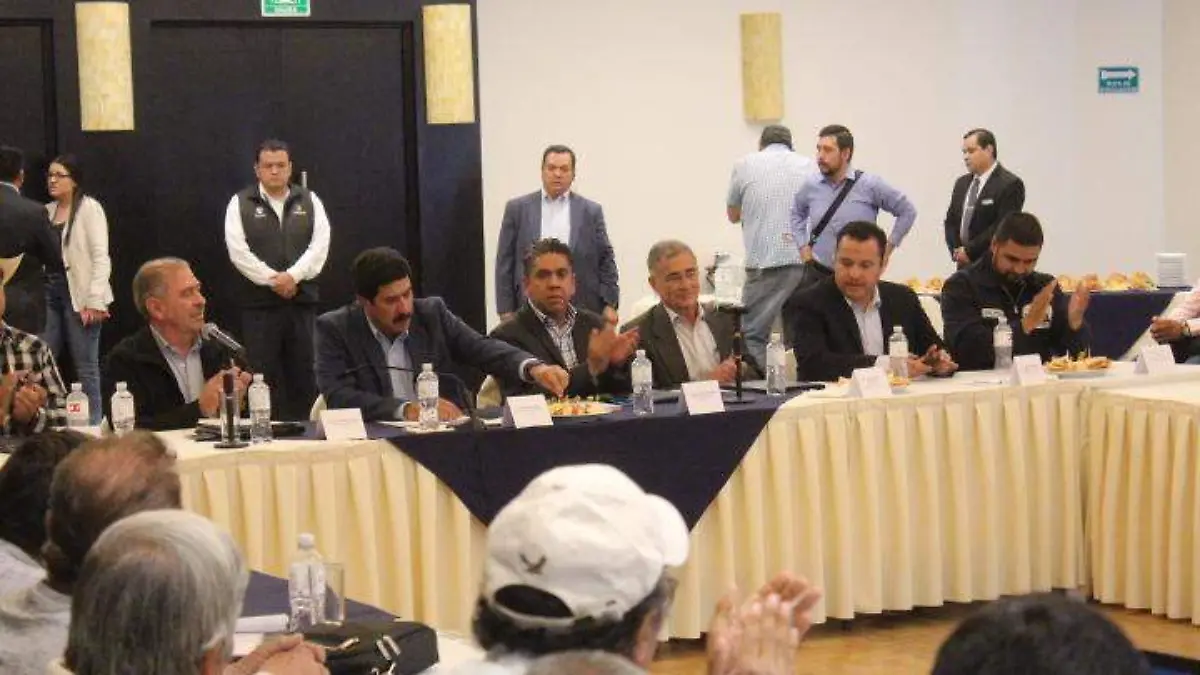 El mandatario se reunio tambien con la AURECH