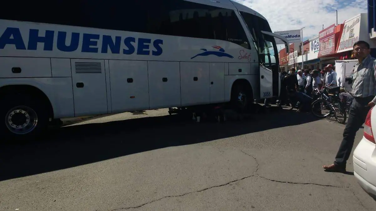 arrolla a mujer de 76 años y la prensa con la suspensión del autobús, ella sobrevive (2)