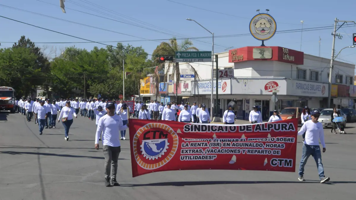 DESFILE DE TRABAJADORES
