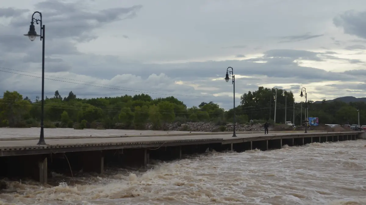 Lluvia ríos creciente