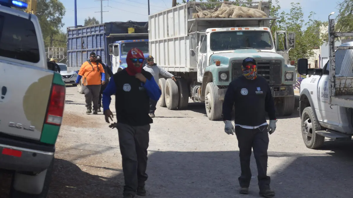 Camiones recorren las colonias para recoger tiliches