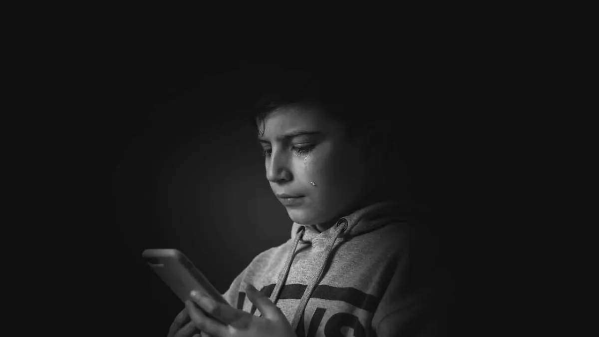 niño triste celular