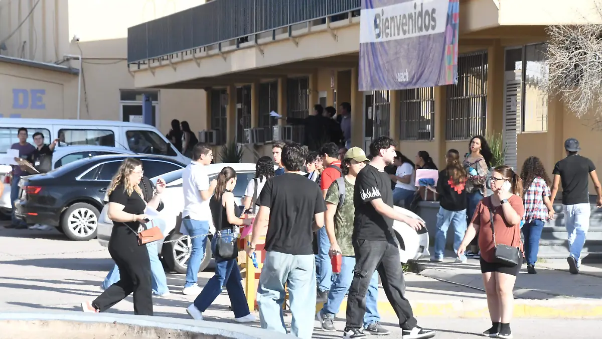 Uach examen _ jóvenes aspirantes