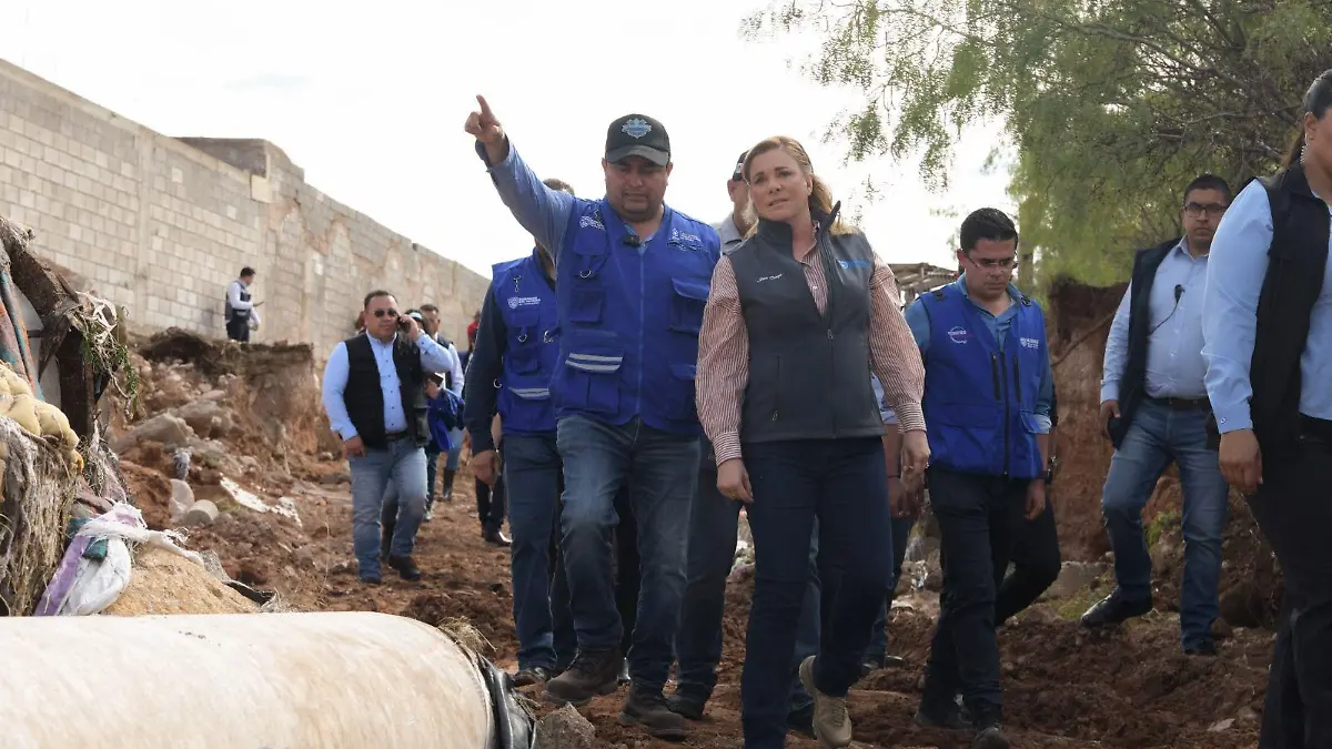 Maru Campos en colonias afectadas por la tormenta