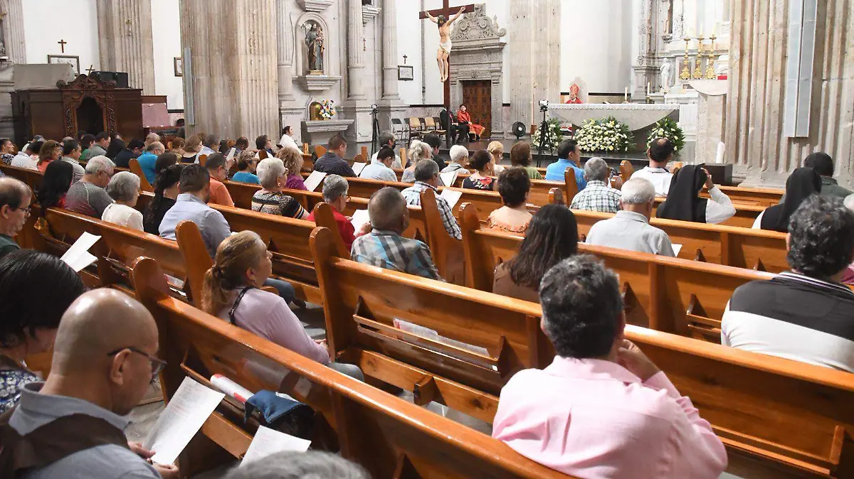 Misa religión catedral fieles