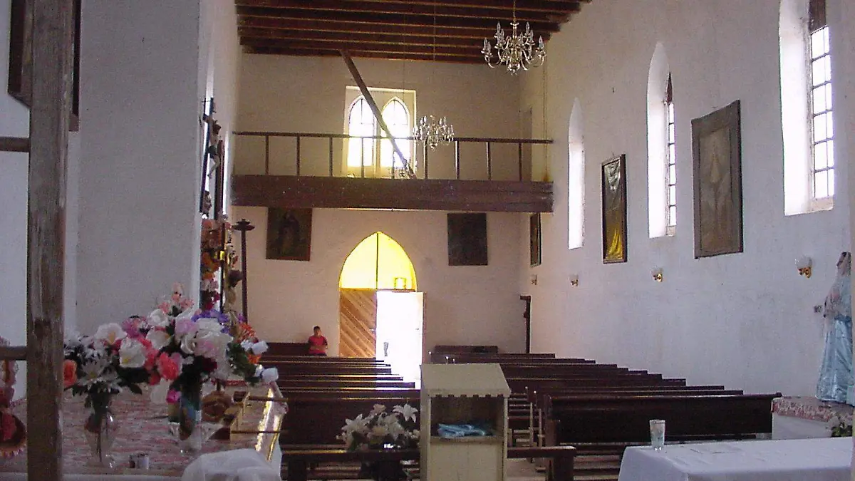 Vista interior del templo hacia el acceso principal