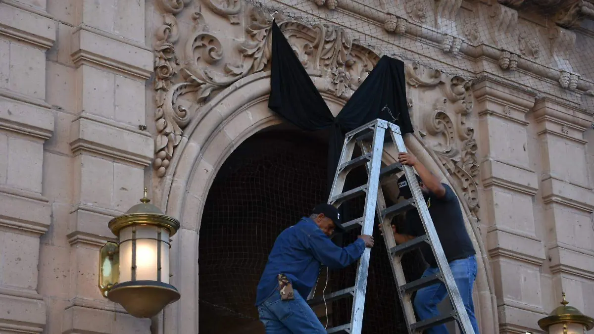 moño negro en palacio de gobierno