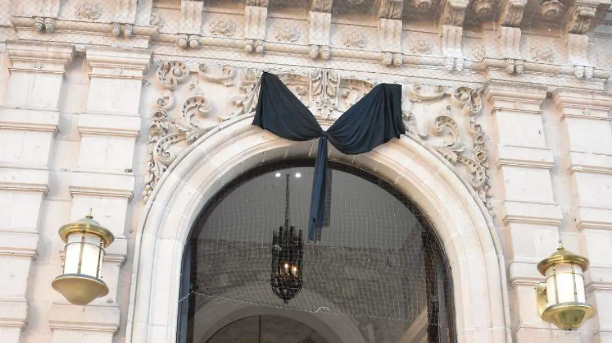 moño negro en palacio de gobierno