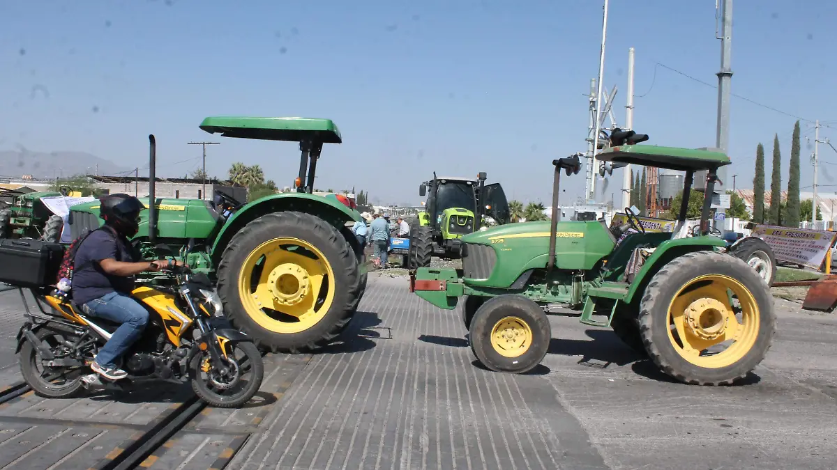 Tractores vías plantón