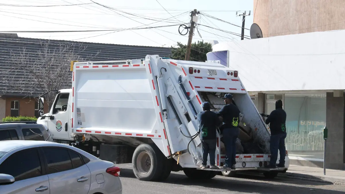 Camión recolector en servicio